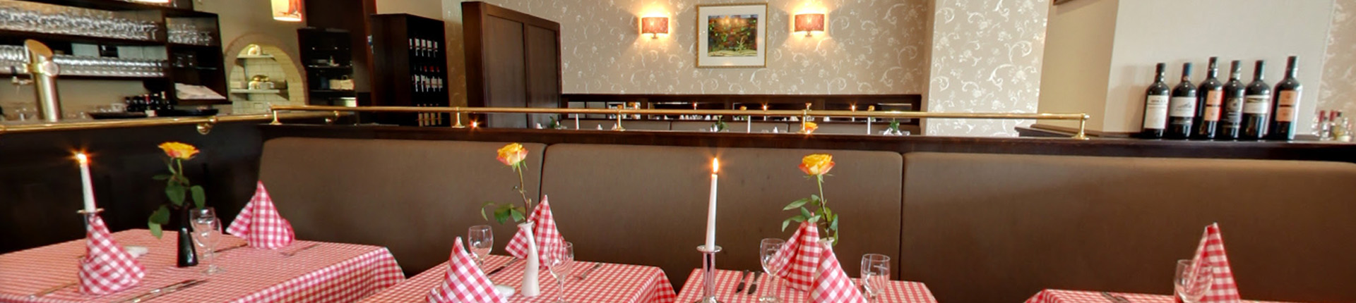 Tisch mit italienischen Gerichten