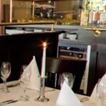 Restaurantraum mit gedeckten Tischen